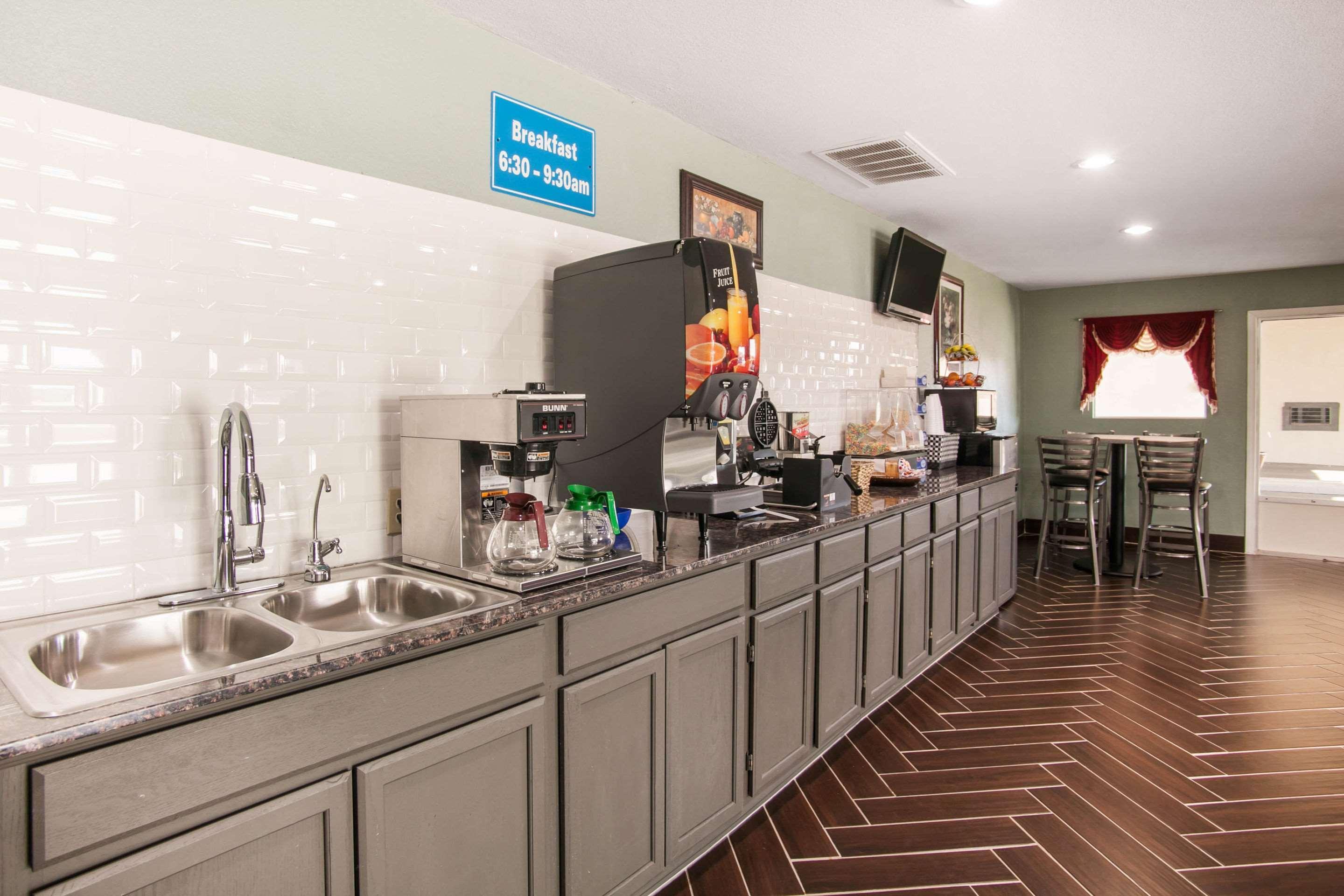 Rodeway Inn 2*